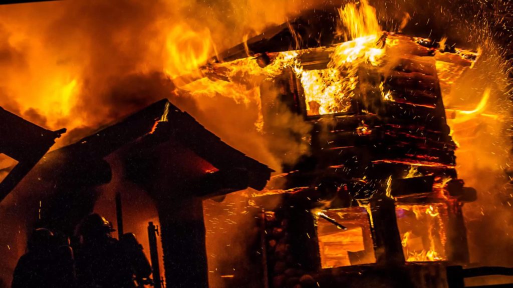 Voraz incendio consume por completo una vivienda