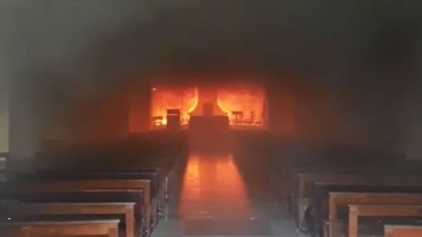 Último momento: se incendia la Catedral de San Nicolás
