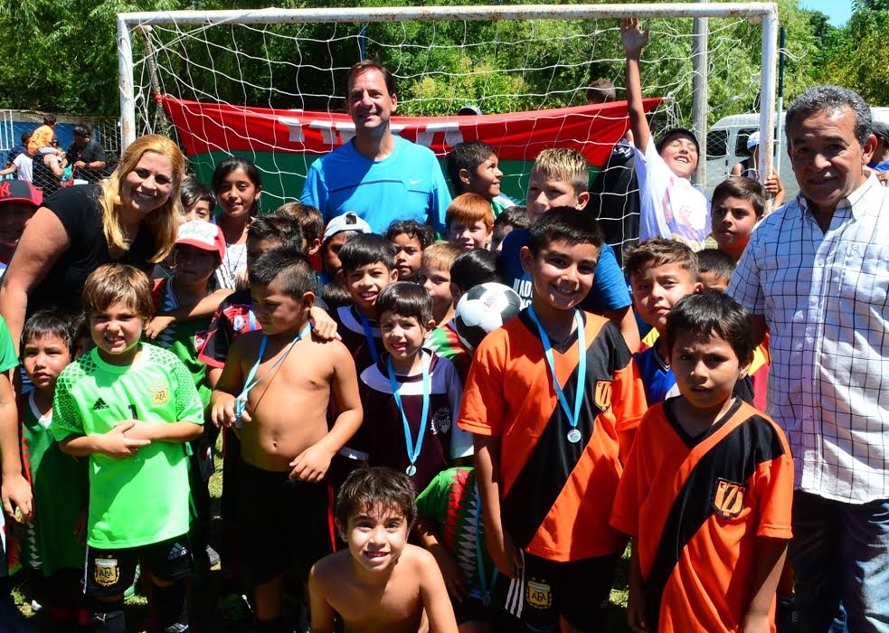 Entregan kits deportivos a 16 clubes de fútbol infantil