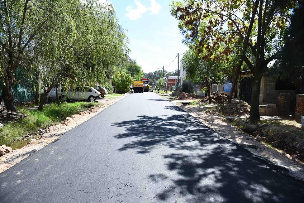Avanzan las obras de asfalto en los barrios San Luis y La Chechela