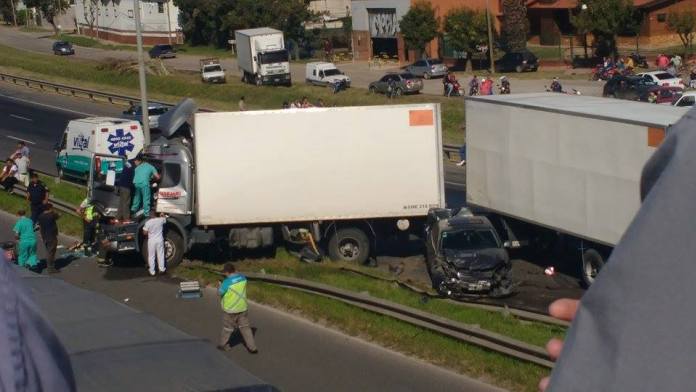 Grave accidente en Panamericana: chocan 2 camiones y un auto