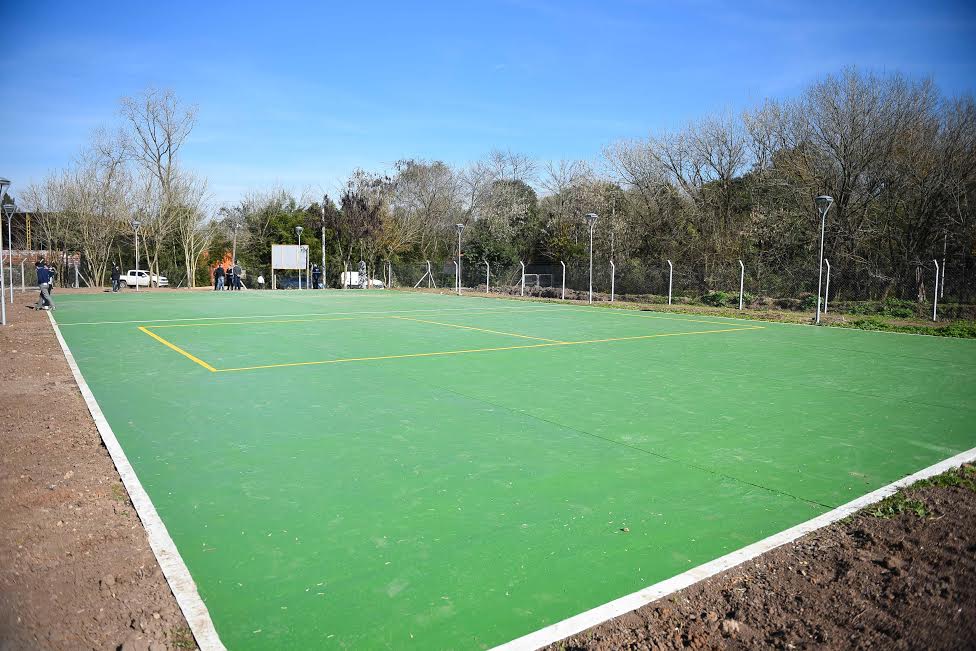 Loma Verde: construyen un playón deportivo donde había un basural