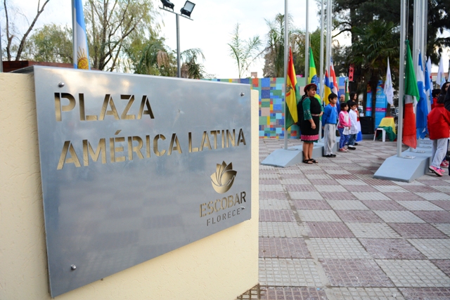 Sujarchuk inauguró la remodelada Plaza América Latina
