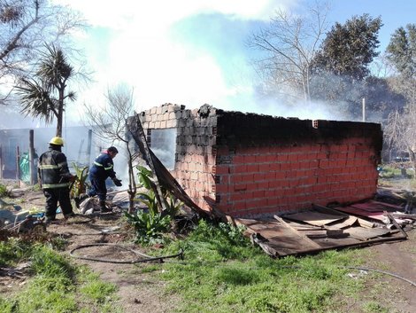 Voraz incendio destruye la casa de una familia