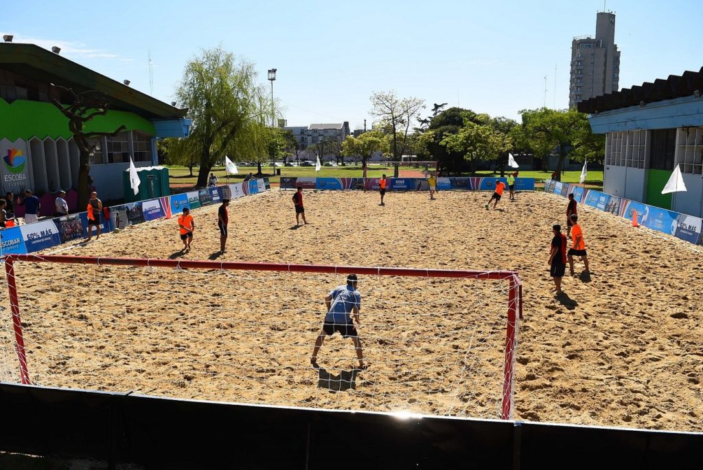 Inauguran en el polideportivo Luis Monti la primera cancha de fútbol playa de Escobar