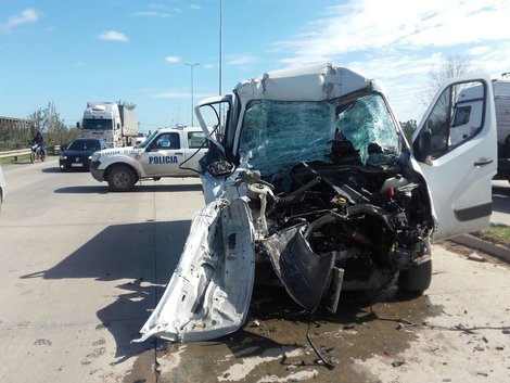 Tras un violento choque con un camión, camioneta queda completamente destruida