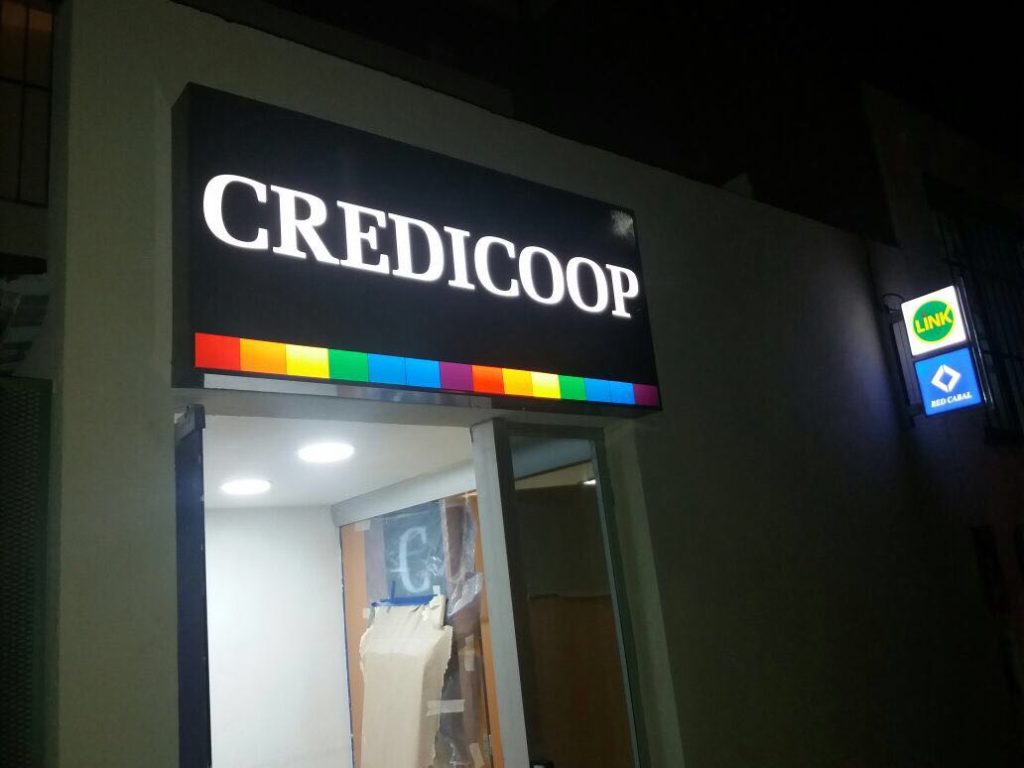 Banco Credicoop instaló un cajero automático en horas, mientras que el Provincia tardó meses