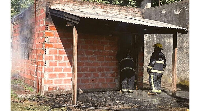 Anciano de 90 años queda atrapado en el incendio de su casa