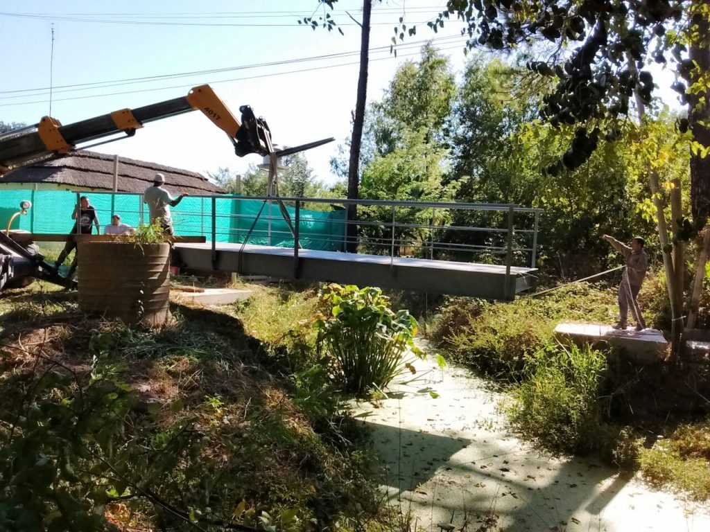 Colocan un nuevo puente peatonal sobre el arroyo Tatán de Loma Verde