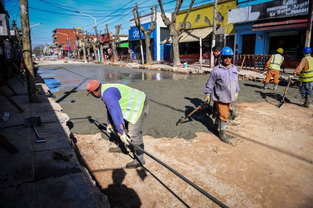 Continúan los trabajos de pavimentación en las principales calles del distrito