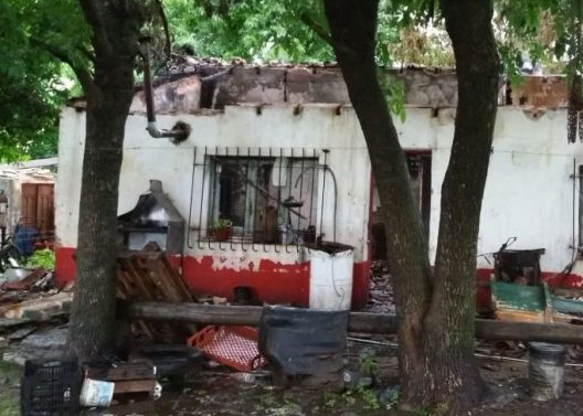 Voraz incendio destruye una vivienda en Matheu