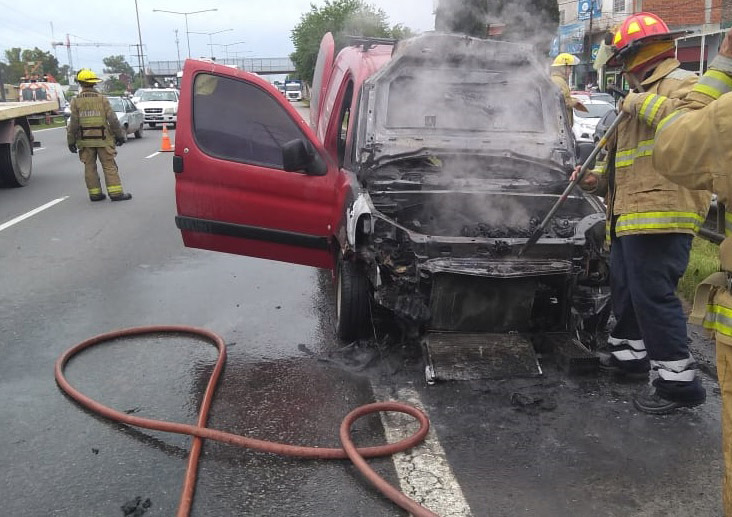 Se incendió una camioneta en la Panamericana: las pérdidas fueron totales