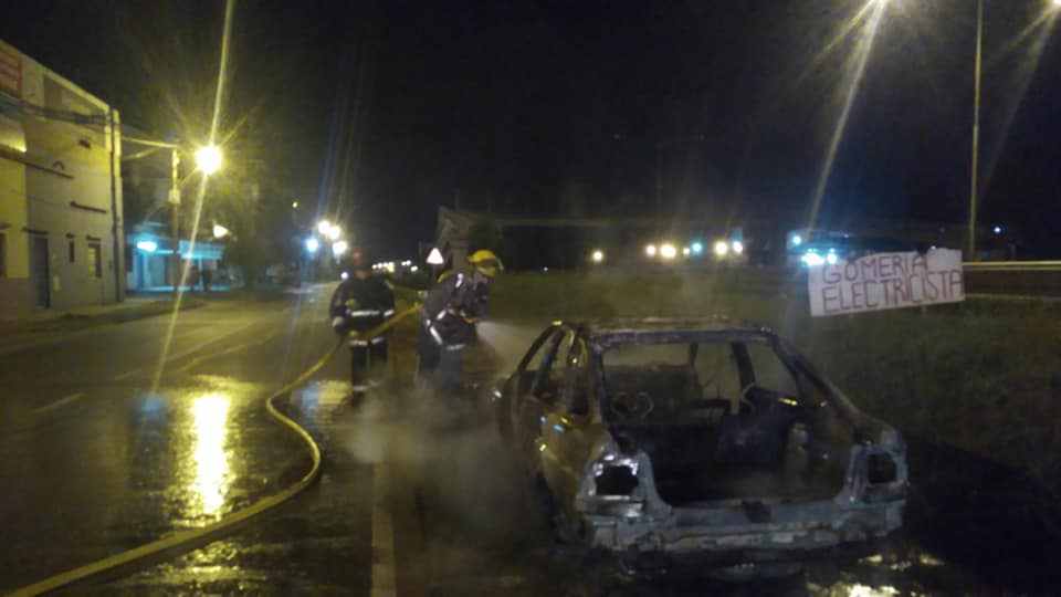 Brindis con fuego: un auto se incendió en Colectora poco después de la medianoche