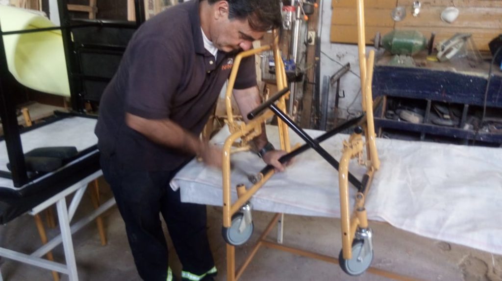 El Taller Municipal de Oficios reparó sillas de ruedas  y camillas de los centros de salud