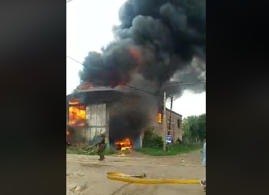Voraz incendio destruye un galpón en Villa Alegre: hay una persona con principio de asfixia