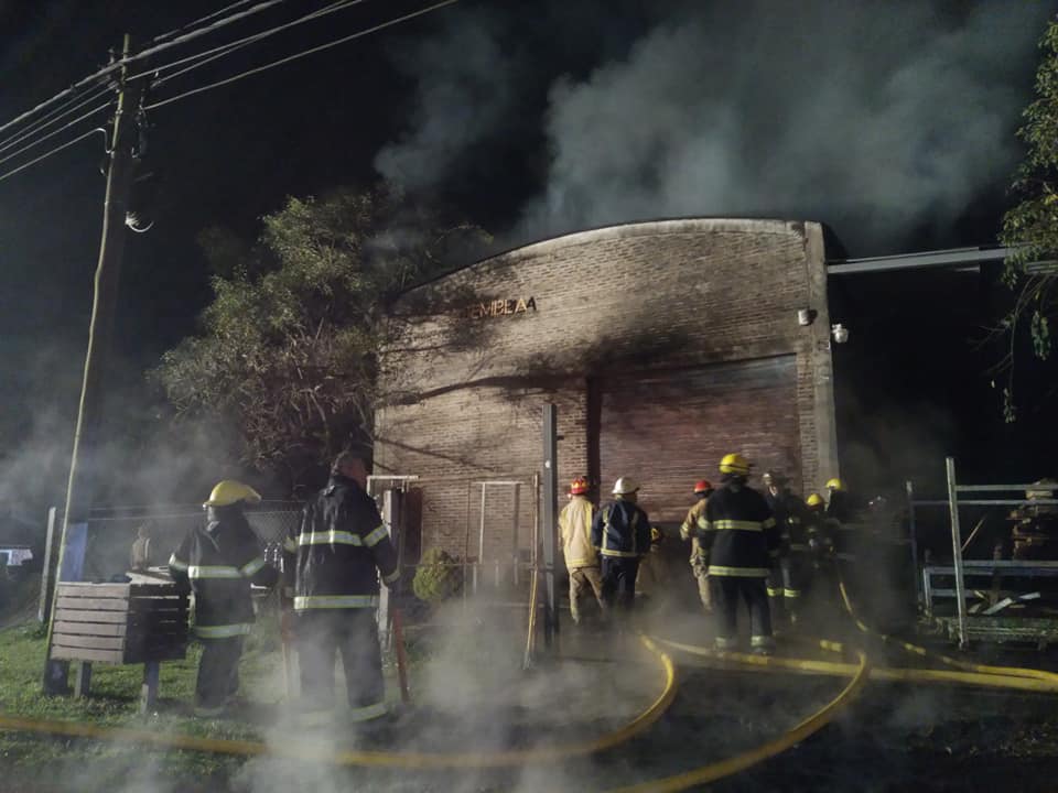 Voraz incendio destruye una maderera