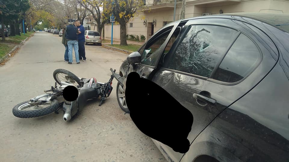 Fuerte choque entre un auto y una moto en el centro de Belén: hay dos heridos