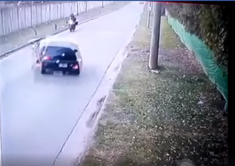 Brutal choque en Savio: auto se cruza de carril y embiste de frente a una moto