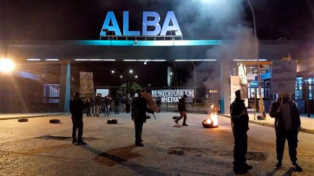 Despidos en Alba: trabajadores bloquean el acceso a la planta