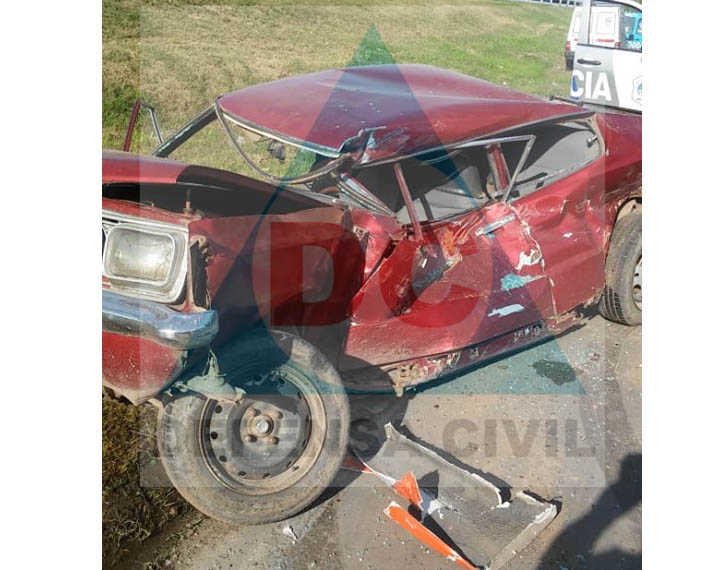 Violento choque entre un colectivo y un auto en Garín