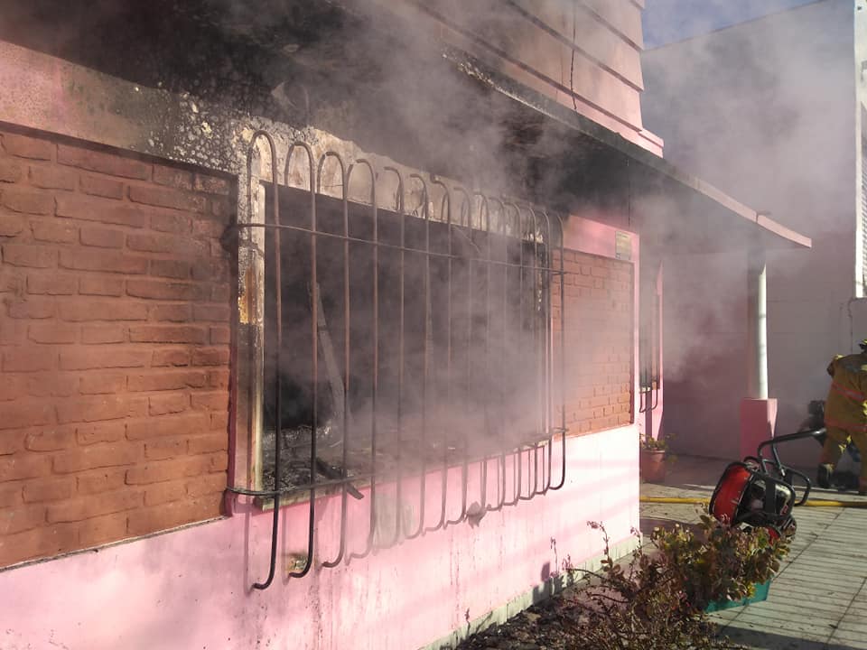 Incendio en una casa en Colectora Oeste y Tapia de Cruz