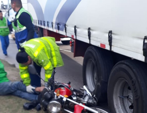 Motociclista cayó bajo las ruedas de un camión en Garín: se salvó de milagro
