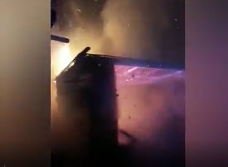 Voraz incendio destruye un aserradero en Loma Verde
