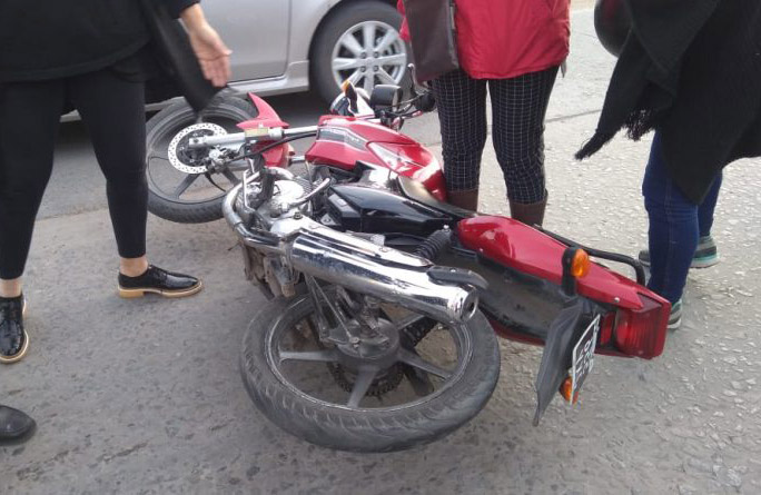 Moto choca con una camioneta en Av. San Martín: hay dos heridos