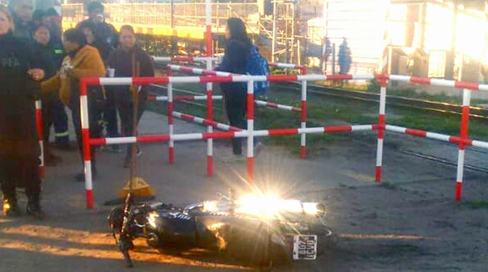 Motociclista pierde una pierna al querer cruzar con la barrera baja