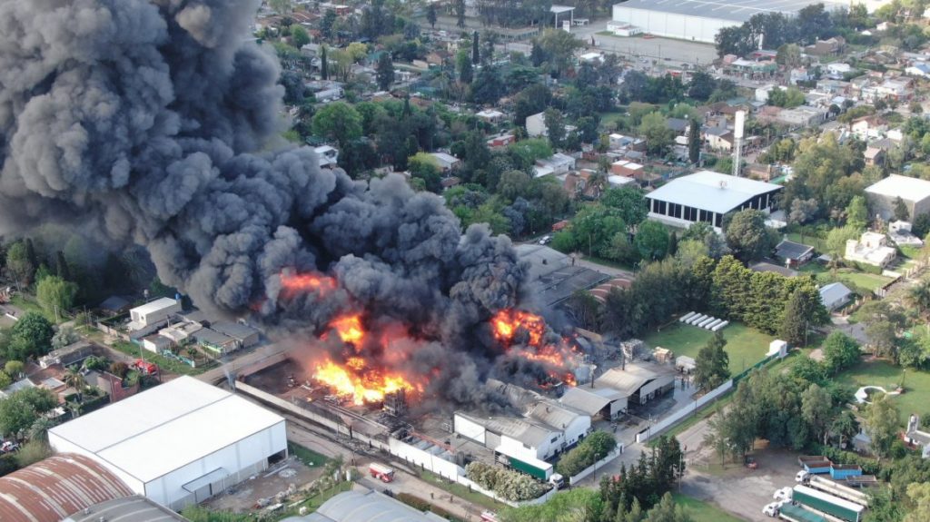 Impresionante incendio en una fábrica de productos químicos