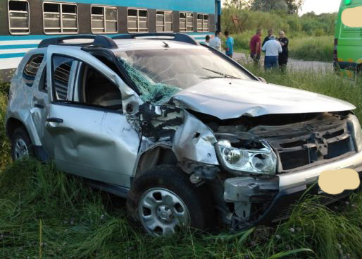 Pudo ser una tragedia: tren arrolla un auto en Matheu
