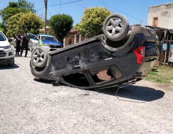 Violento choque en Garín: un auto terminó volcado sobre la calle