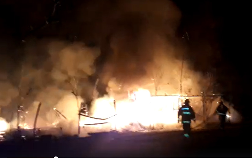 Incendio destruye un galpón en Avenida de los Inmigrantes