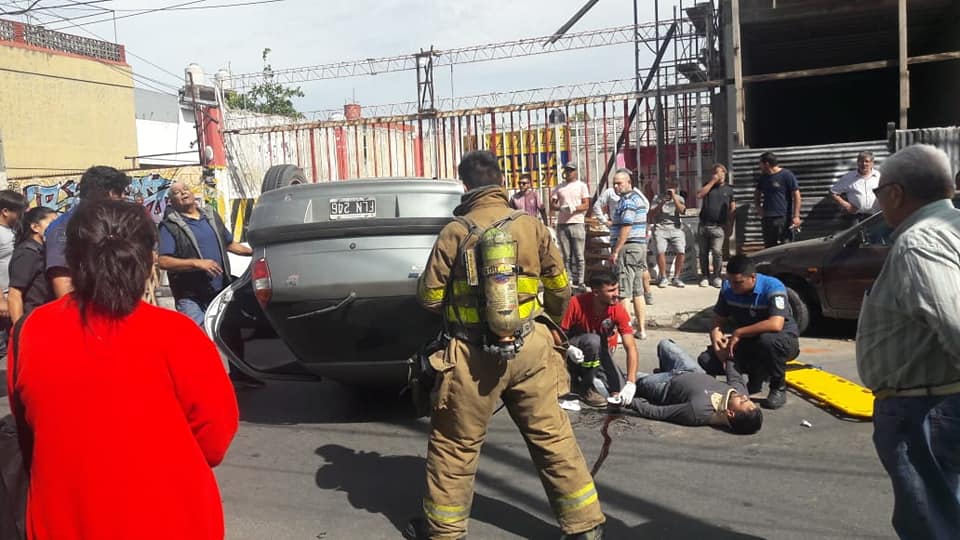 Violento vuelco en el centro de Garín: un hombre y su hija resultaron gravemente heridos