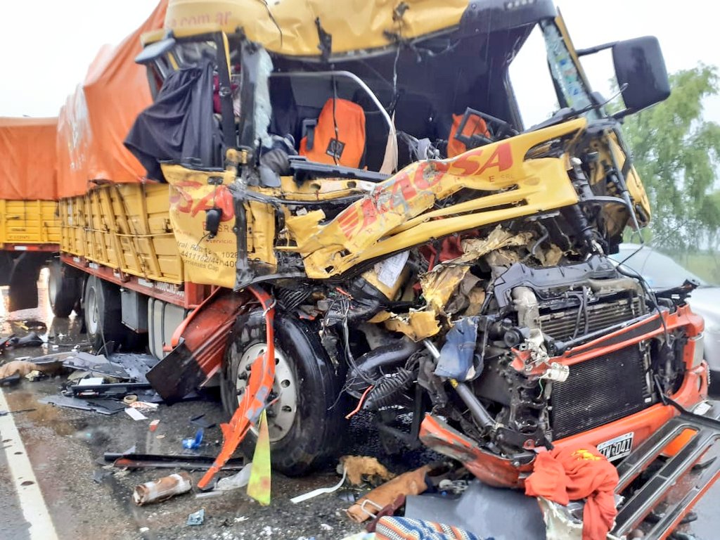 Violento choque de camiones en Panamericana: 2 personas quedaron atrapadas entre los hierros