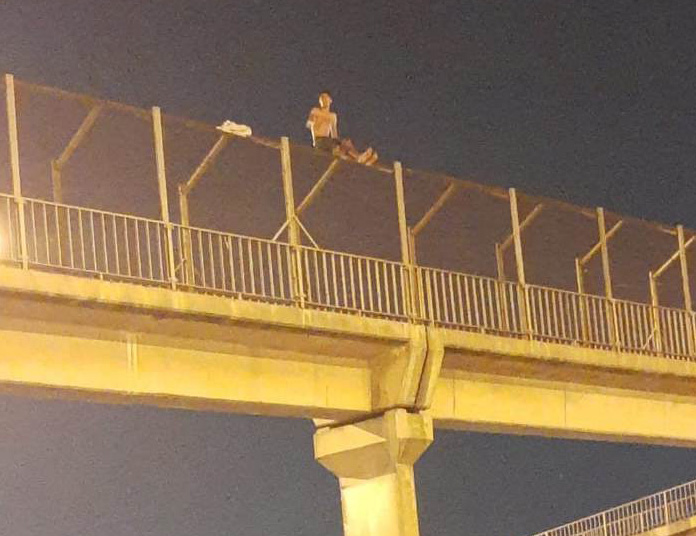 Un joven intentó suicidarse arrojándose de un puente peatonal sobre Panamericana