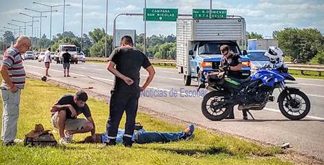 Motociclista arrastraba un carro, perdió el control y fue atropellado por un auto: está grave