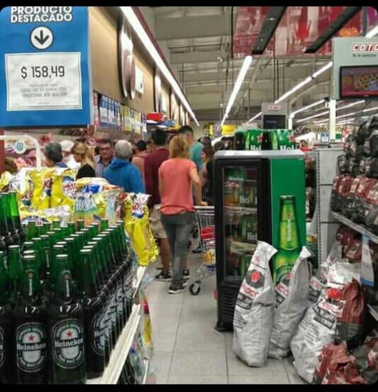 Largas filas en los supermercados por miedo al desabastecimiento