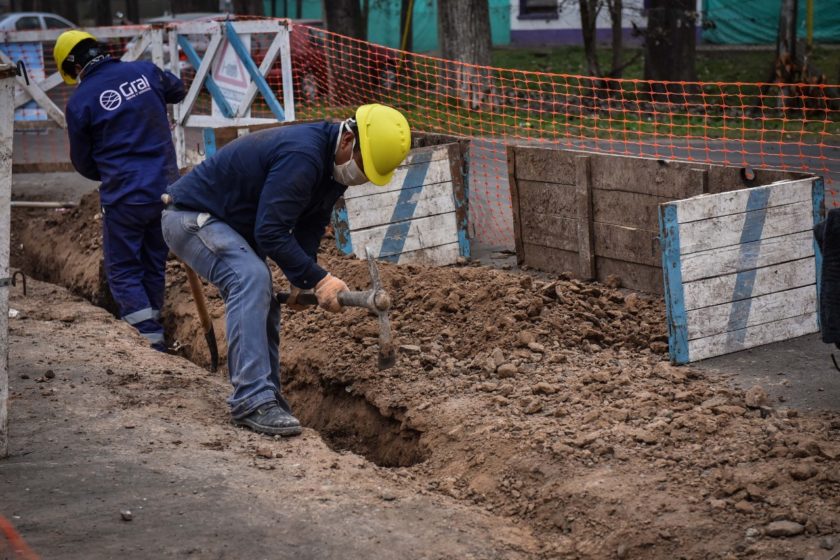 Comenzaron las obras de renovación de la red de agua corriente y alumbrado público en La Chechela