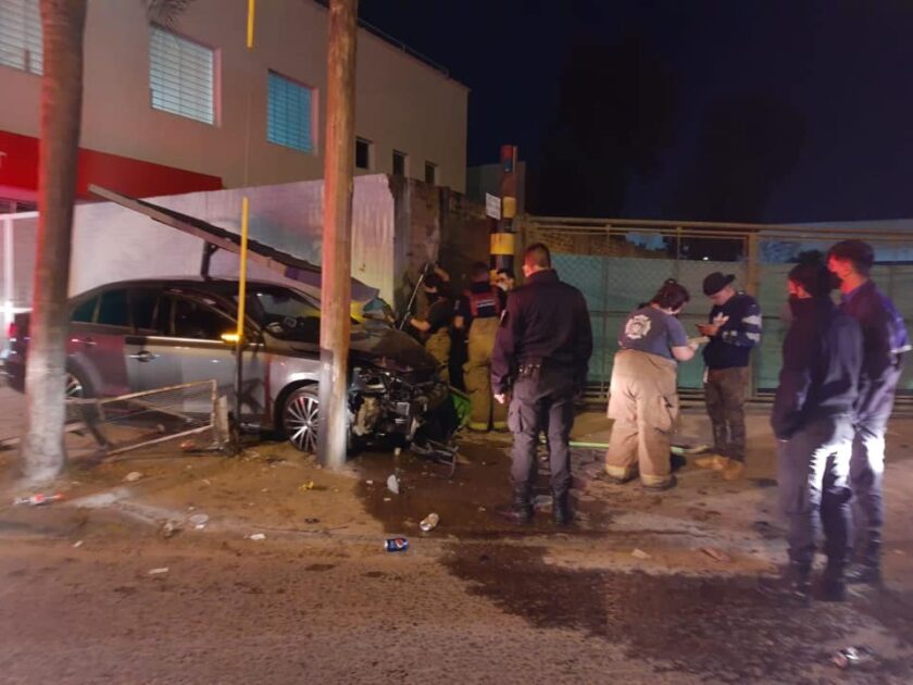 Violento accidente en Garín: un auto arrancó una parada de colectivos y se estrelló contra la pared del banco Santander