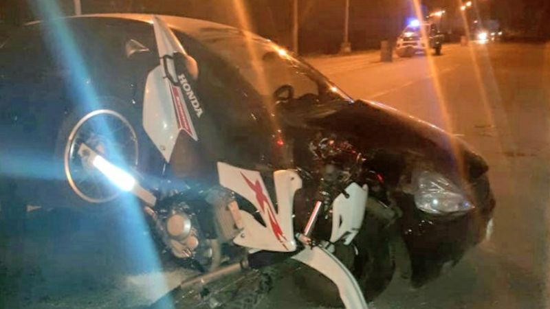 Dos motociclistas en grave estado tras chocar con un auto que dio una vuelta en U en la Ruta 25