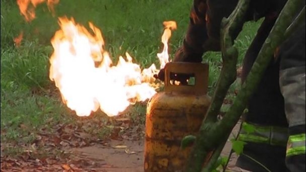 Cortocircuito cerca de una garrafa genera incendio en una casa: una nena de 8 años está grave