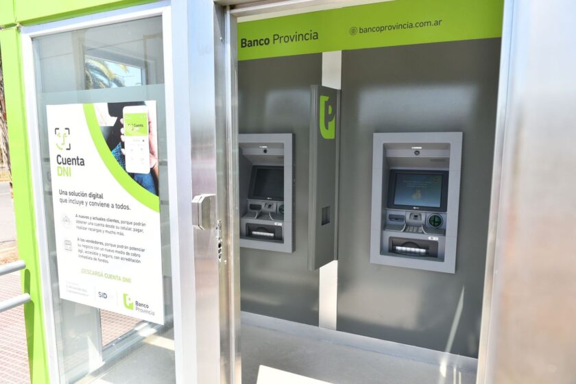 Inauguran dos cajeros automáticos del Banco Provincia en Garín
