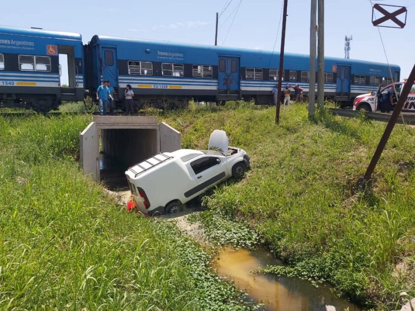 URGENTE – Tren arrolla a un auto en un paso a nivel de Garín