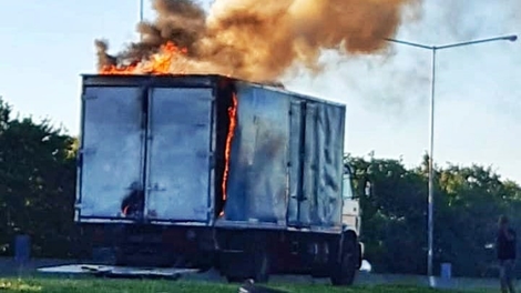 Se incendió en Panamericana un camión cargado de papel y cartón