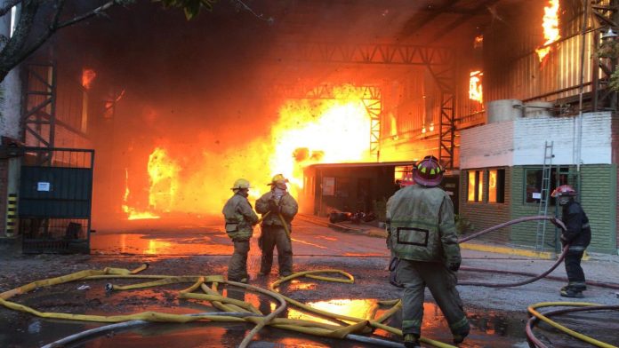 Bomberos de Escobar combaten un voraz incendio en una papelera