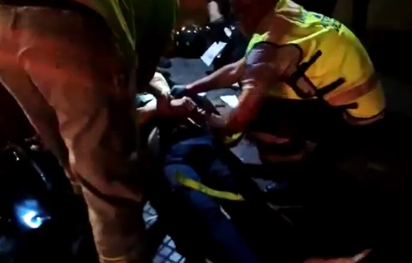 URGENTE – Moto se estrella contra un árbol en Garín: hay dos heridos