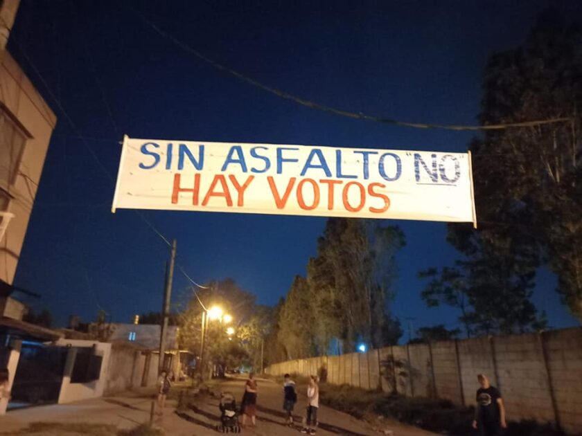 «Sin asfalto no hay votos»: original protesta que crece en Escobar