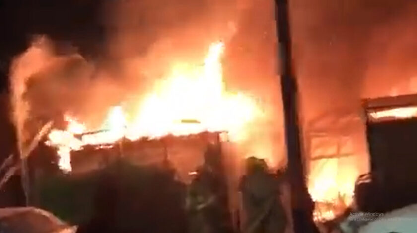 Impresionante incendio en un taller de Garín