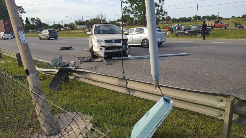 URGENTE – Camioneta se estrella contra un poste de luz en Panamericana: hay un herido y demoras en el tránsito